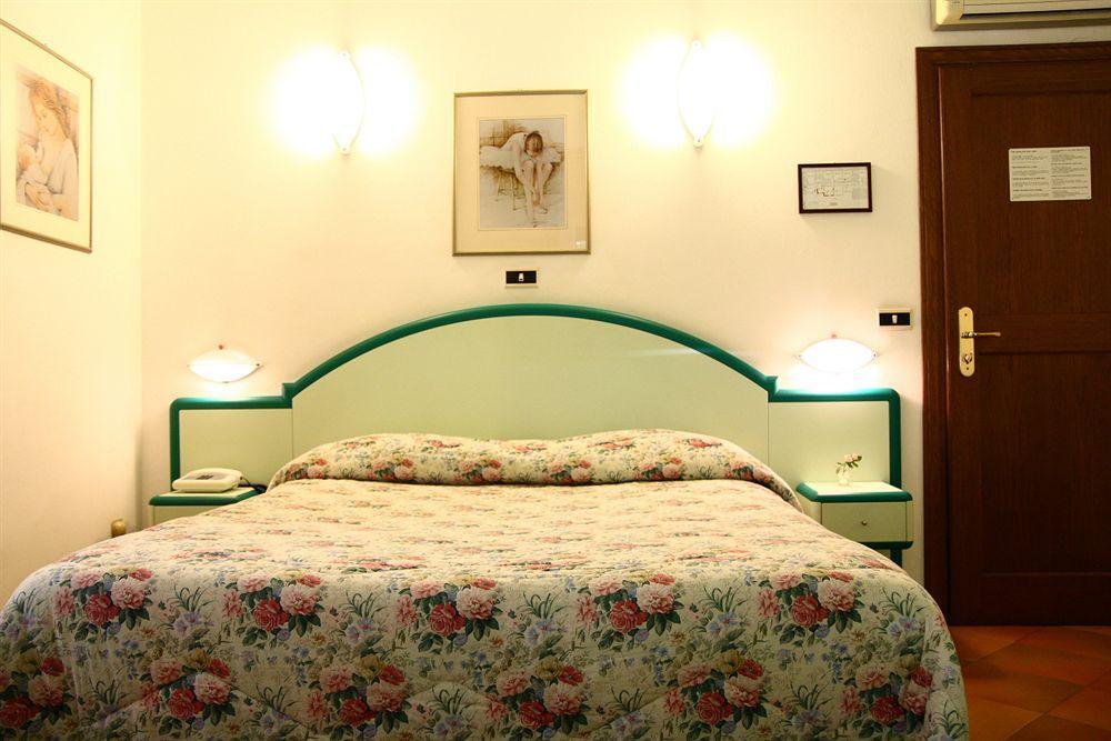 Hotel Le Mura Фолиньо Екстериор снимка
