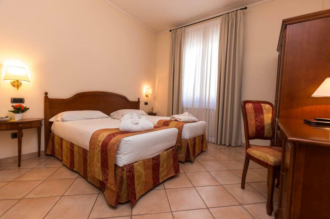 Hotel Le Mura Фолиньо Екстериор снимка