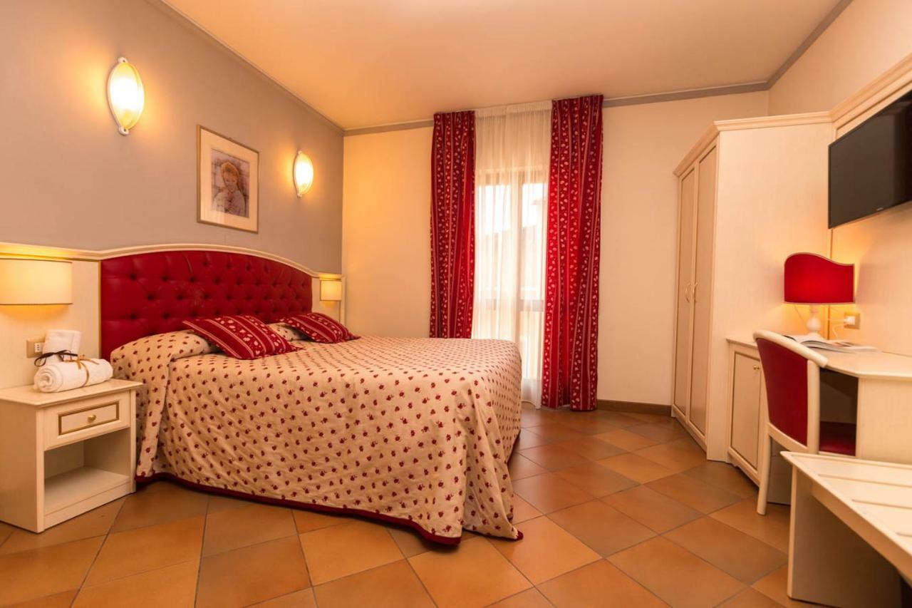 Hotel Le Mura Фолиньо Екстериор снимка